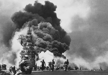 USS_Bunker_Hill_hit_by_two_Kamikazes (440x304).jpg
